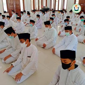 SALAT BERJAMAAH SMP ISLAM TERPADU THARIQ BIN ZIYAD